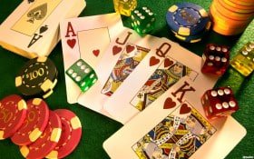 Pertandingan bulu tangkis tingkat profesional di lapangan indoor